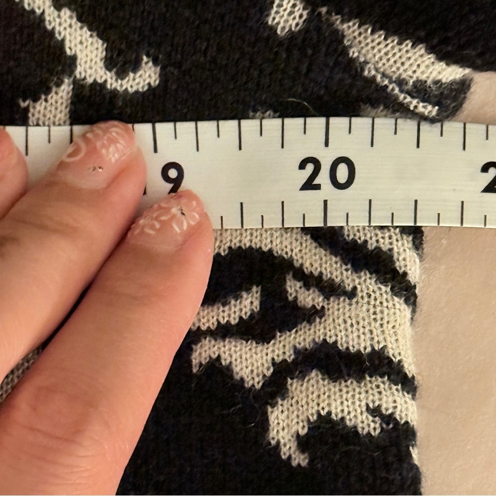 Black And White Patterned Collared Wool Cardigan - image 7